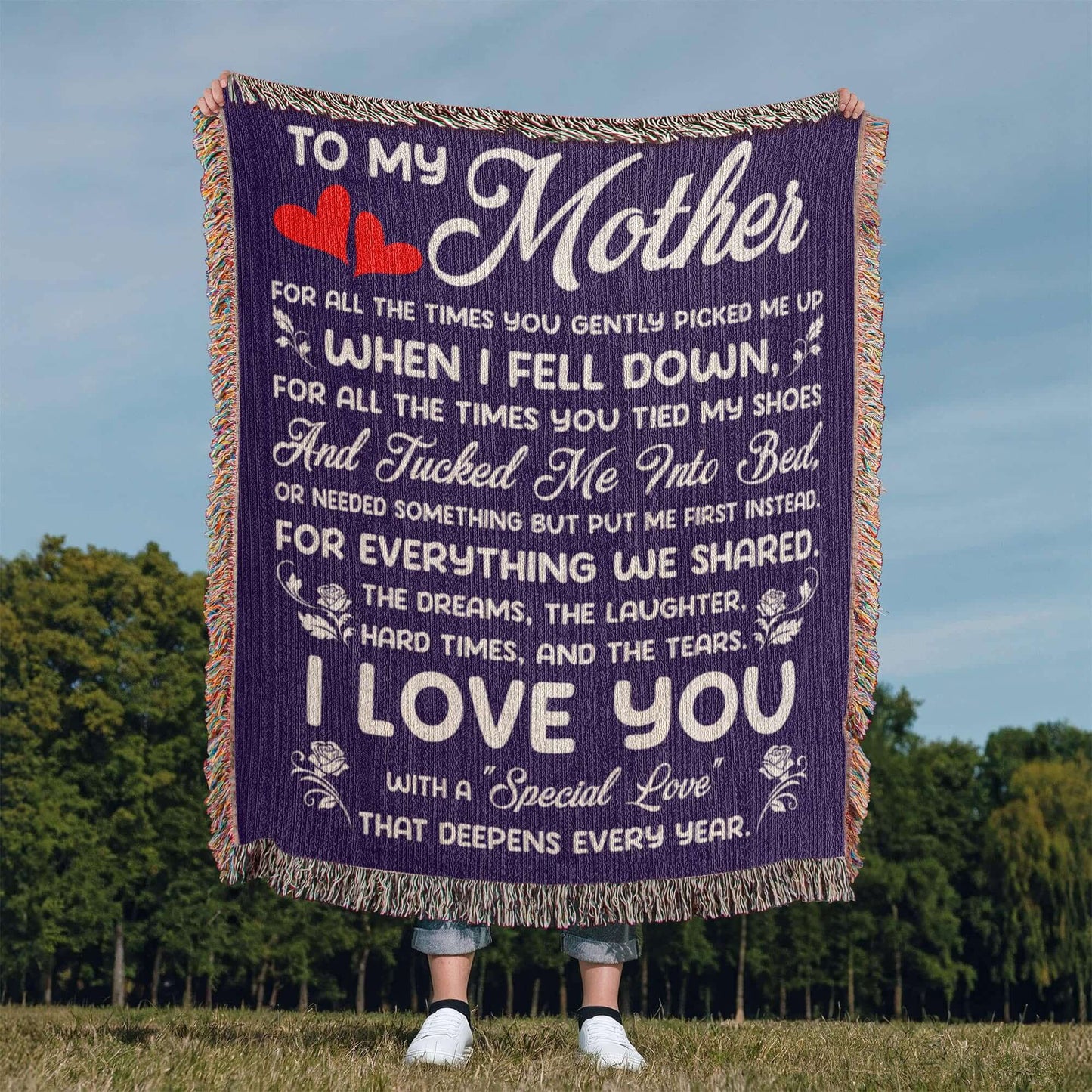 Woven blanket with heartfelt message for mothers, displaying love and gratitude in cozy design.